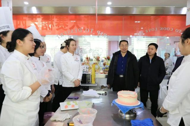 自治区人社厅领导到我校看望慰问世赛集训专家选手并指导集训工作