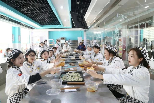 宁夏新东方技工学校师生冬至包饺子温馨满校园