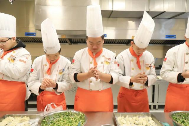 宁夏新东方技工学校师生冬至包饺子温馨满校园