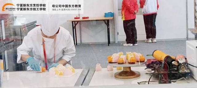 乡村振兴职业技能大赛昨日在新疆乌鲁木齐开幕，宁夏新东方西点教师现场展技能风采