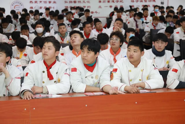 企业进校宣讲觅人才校企合作成就学子好未来