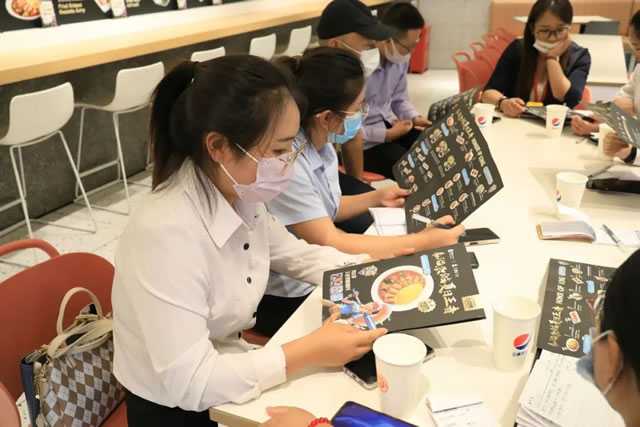 宁夏新东方组织教师赴企业参观学习,为学生就业保驾护航
