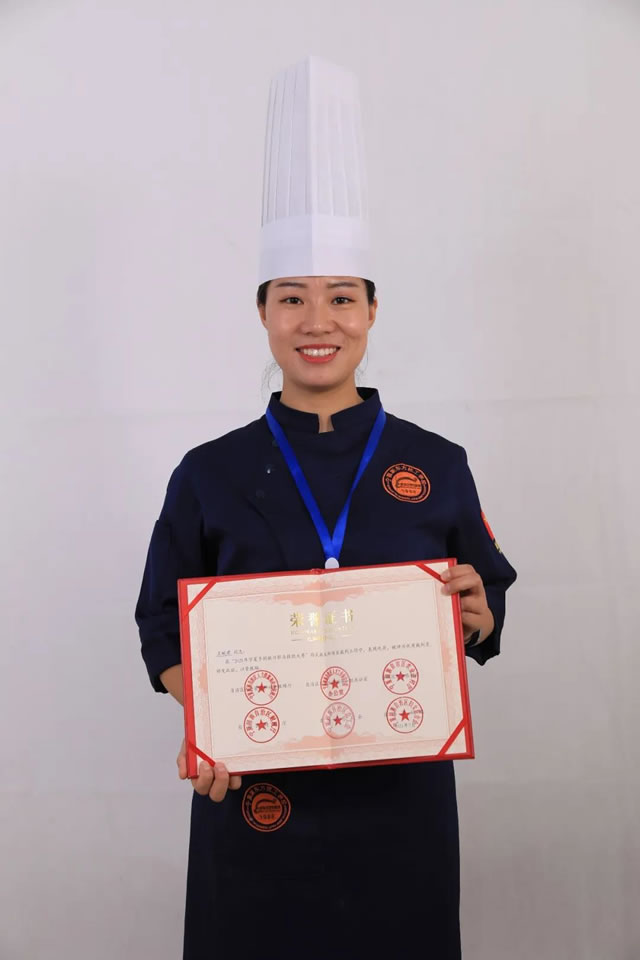 我校西点教师王婉君有幸受邀担任乡村振兴职业技能大赛西式面点师项目裁判员