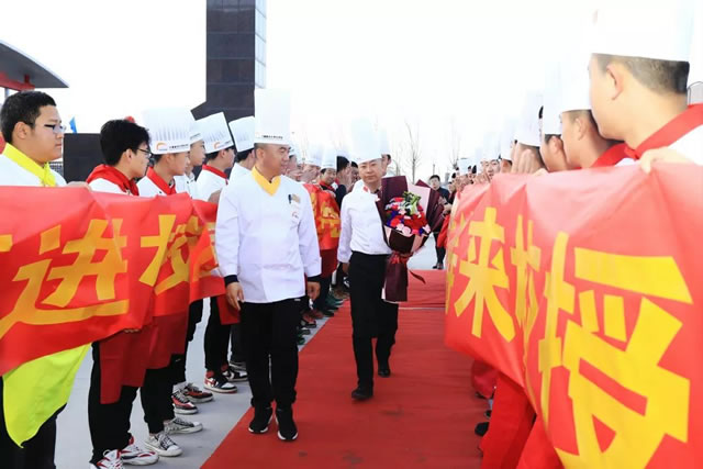 宁夏新东方教师进校园，倾情传授用心烹饪