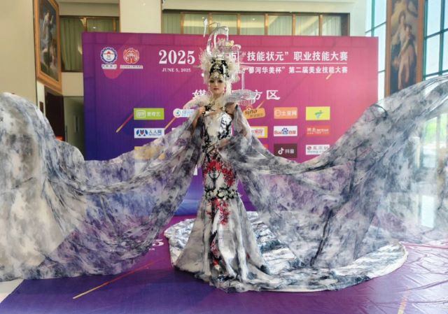喜报｜我校形象设计专业师生在2025年济宁市职业技能大赛中斩获7金4银