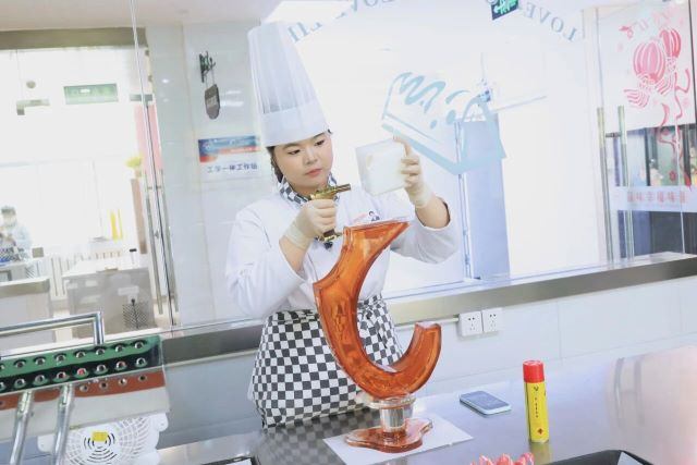 宁夏代表团出征中华人民共和国第三届职业技能大赛——宁夏新东方技工学校选手角逐三大项目展风采